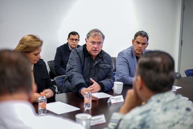Fiscal Roberto Fierro junto a la gobernadora María Eugenia Campos y Gilberto Loya (SSPE), durante la Reunion de Seguridad realizada este domingo en Ciudad Juárez.