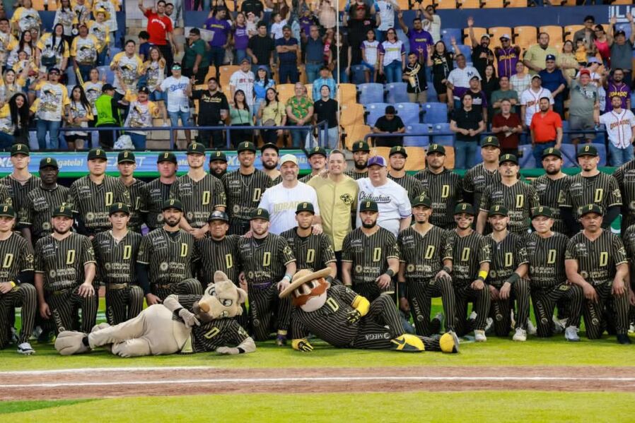 Marco Bonilla y Cesar Jáuregui protagonizaron el tradicional lanzamiento de "la primera bola". ⚾